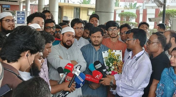 ইউনূসসহ উপদেষ্টাদের রাজপথে নামার আহ্বান নাহিদের