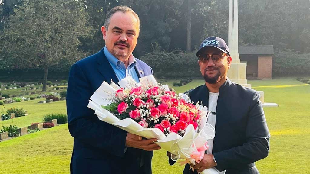 দ্বিতীয় বিশ্বযুদ্ধের সমাধি পরিদর্শনে আমেরিকার রাষ্ট্রদূত