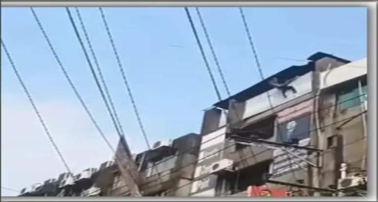 টাওয়ারের ছাদ থেকে লাফ দিয়ে আহত যুবক