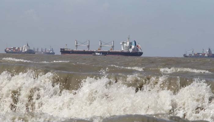 ডিজেল সংকটে চট্টগ্রাম বন্দরের পণ্য পরিবহন ব্যাহত