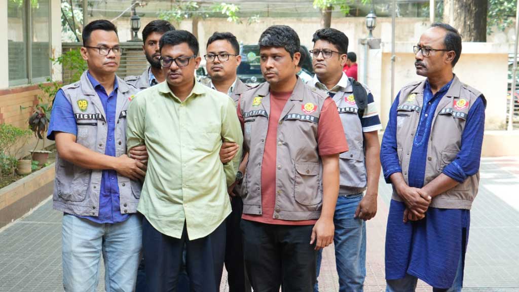 প্রধানমন্ত্রীর উপদেষ্টা পরিচয়ে প্রতারণা: চকরিয়া থেকে গ্রেপ্তার ১