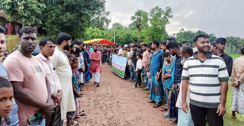 বন কর্মকর্তার বিরুদ্ধে চাঁদাবাজির অভিযোগে মানববন্ধন
