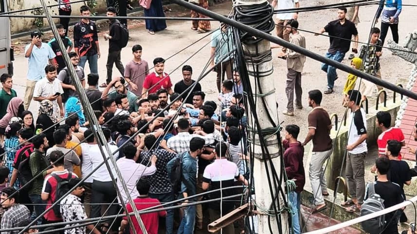 ক্যাম্পাসে আধিপত্যের লড়াই: জবি, বেরোবি, ঢাকা কলেজ ও আলিয়ায় ছাত্রদল-শিবির সংঘর্ষ, সাংবাদিকসহ অর্ধশতাধিক আহত