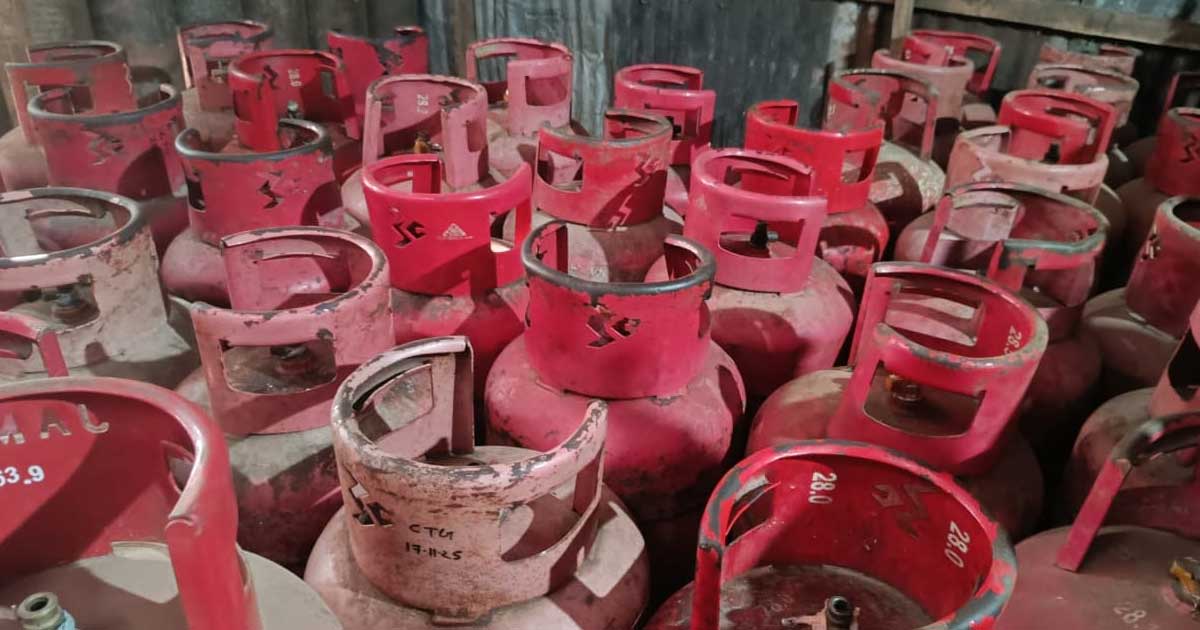 প্রশাসনের নিরবতায় নিয়ন্ত্রণের বাইরে এলপিজি