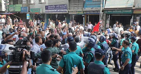 চট্টগ্রাম বন্দরের ইজারা বাতিলের দাবিতে শ্রমিক বিক্ষোভে পুলিশের বাধা