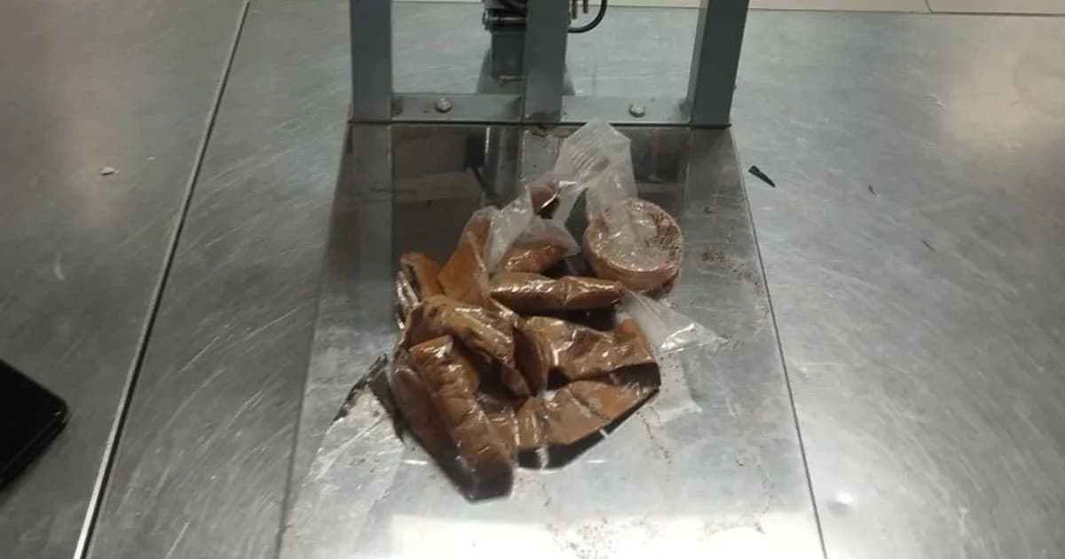 বিমানবন্দরে সাড়ে ৩ কোটি টাকার ¯^র্ণসহ আটক ১