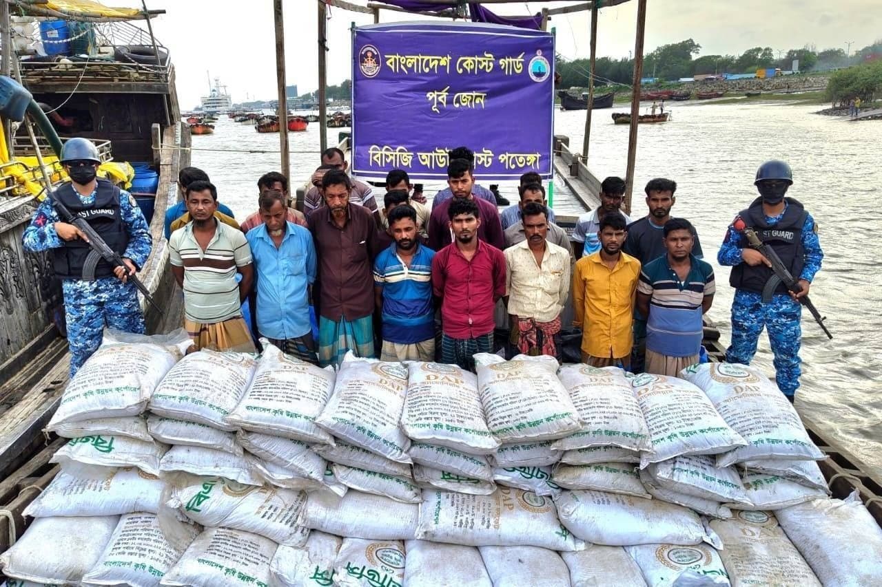 মায়ানমারে পাচারের পথে সাড়ে ২২ হাজার কেজি ডিএপি সার, ২ ফিশিং বোটসহ আটক ২৩
