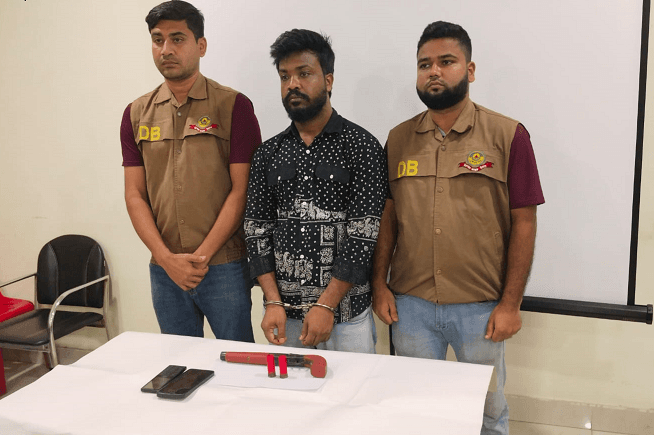 চট্টগ্রামে অস্ত্র-গুলিসহ সন্ত্রাসী রাজু গ্রেপ্তার