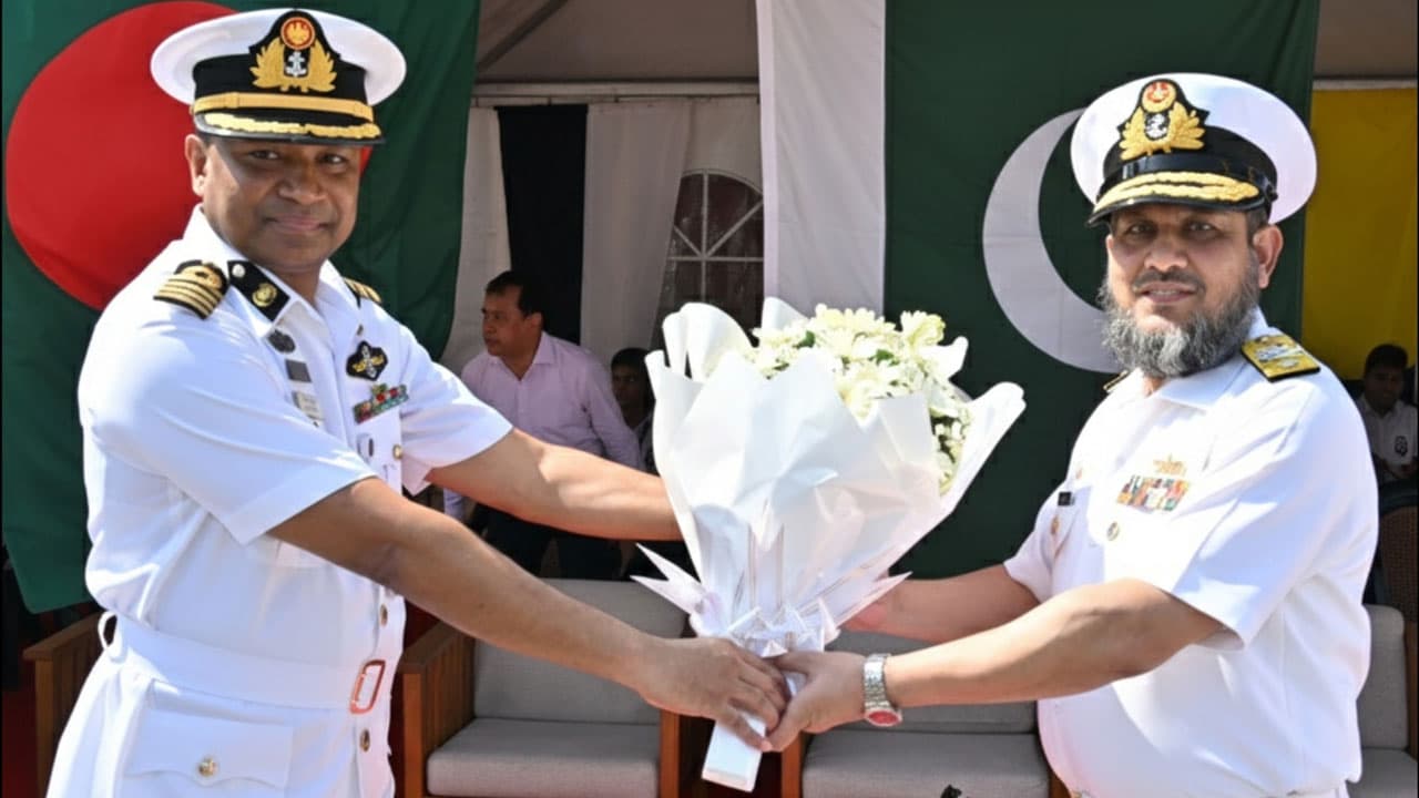 চট্টগ্রাম বন্দরে পাকিস্তান নৌবাহিনী জাহাজ পিএনএস সাইফ